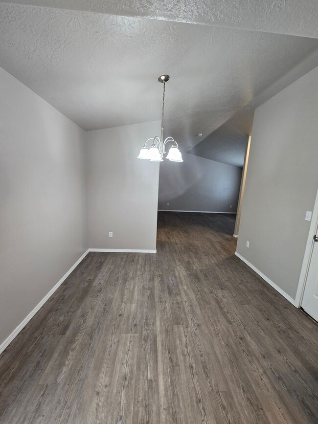 Building Photo - Pet Friendly, Single Level 3bed : 2bath Ho...