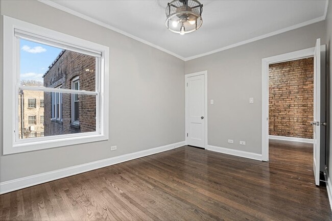 Building Photo - 6553 N Greenview Ave