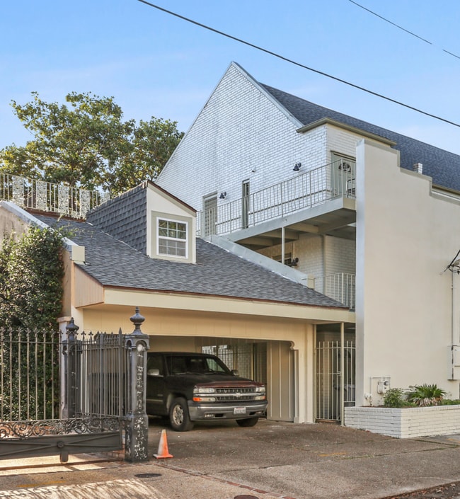 Building Photo - Newly Renovated 3BD/2BA Penthouse, 1/2 Blo...