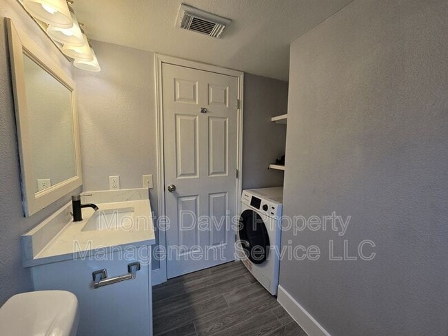 Building Photo - 2504 Manor Cir