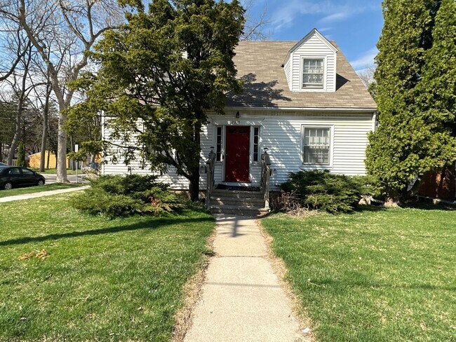Primary Photo - 722 W Olin Ave
