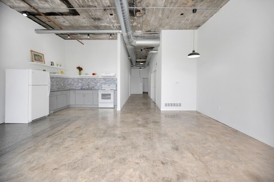 Building Photo - 470 Brainard St