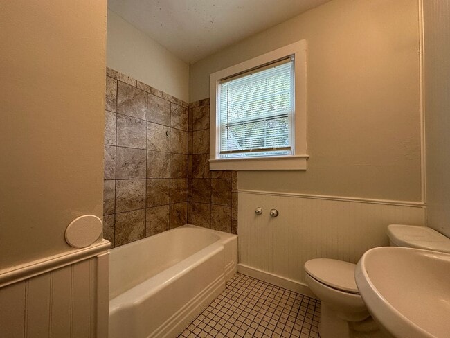 Building Photo - 4024 MacArthur Dr