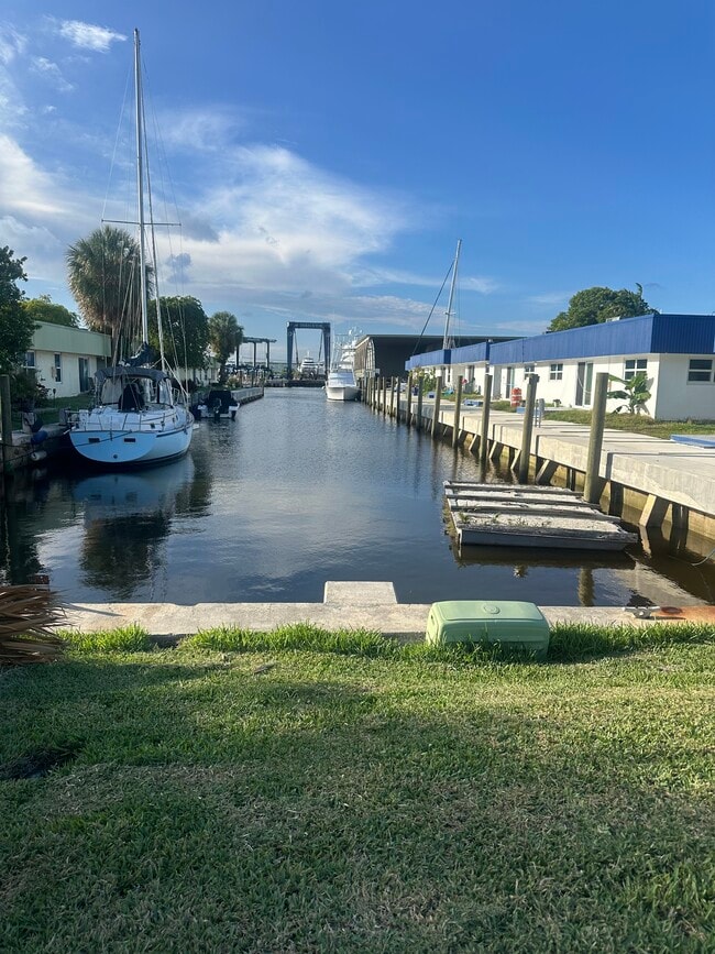 Building Photo - Royal Palm Vista Apartments