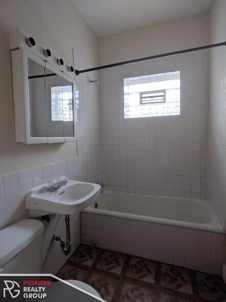 Building Photo - 2234 W Wilson Ave