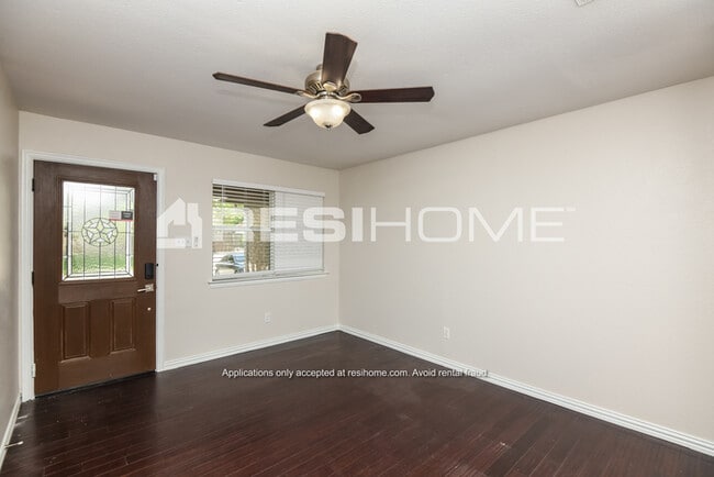 Building Photo - 521 Kemper Ave
