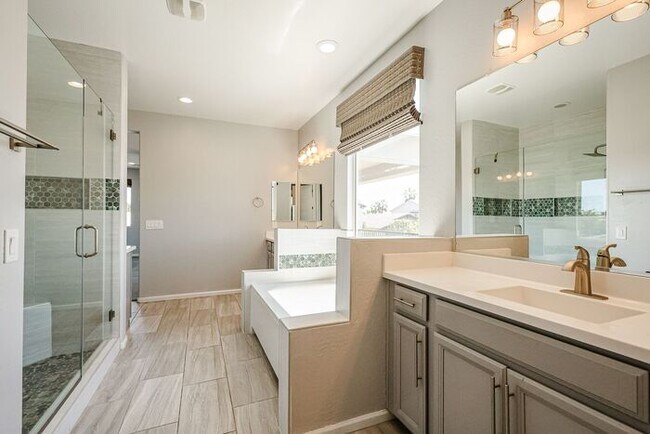 Building Photo - Beautiful 5bedrooms-2Baths Modern Style Home!