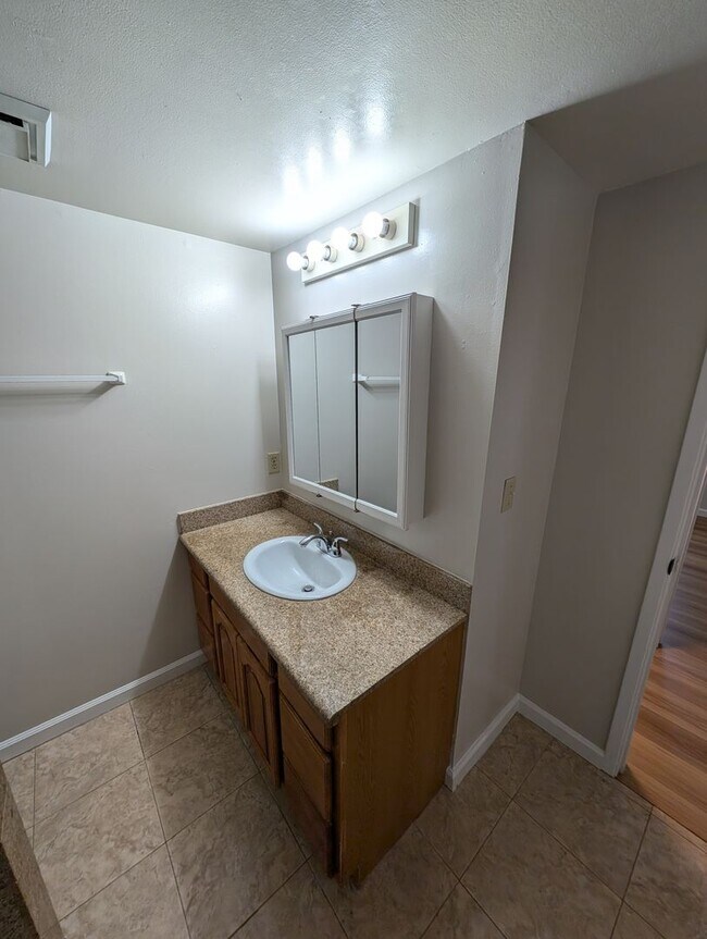 Building Photo - Los Gatos Townhome