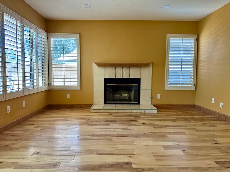 Family room with gas fireplace. - 1780 Crystal Ridge Way