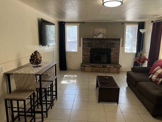 Building Photo - 102 Ivy Ln