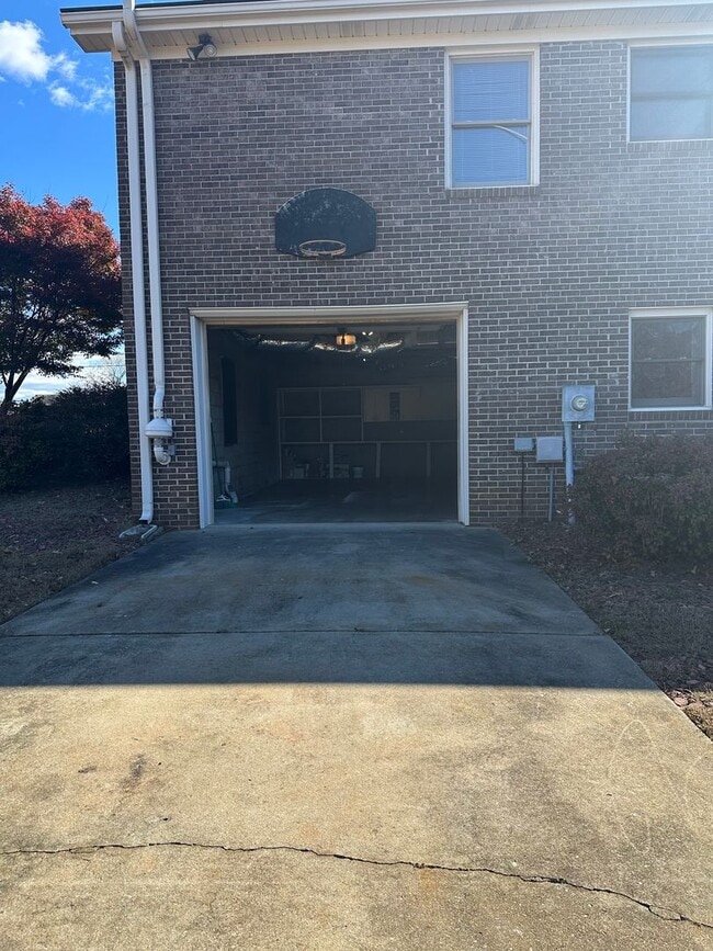 Building Photo - HOME AVALIABLE FOR RENT ON 2 ACRES!