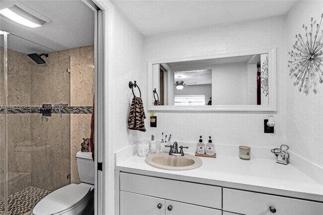 Building Photo - 13715 Kendale Lakes Cir