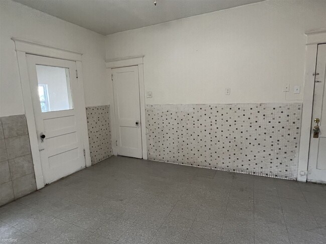 Building Photo - 1 br, 1 bath Duplex - 3724 Winnebago Stree...