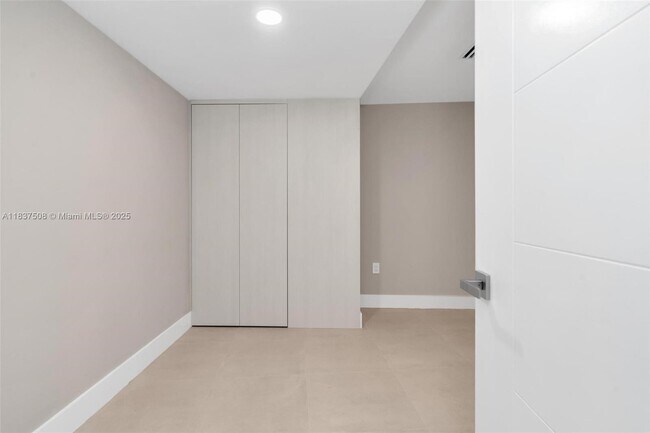 Building Photo - 5255 Collins Ave