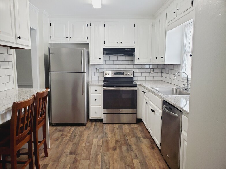Building Photo - 520 Towergate Pl