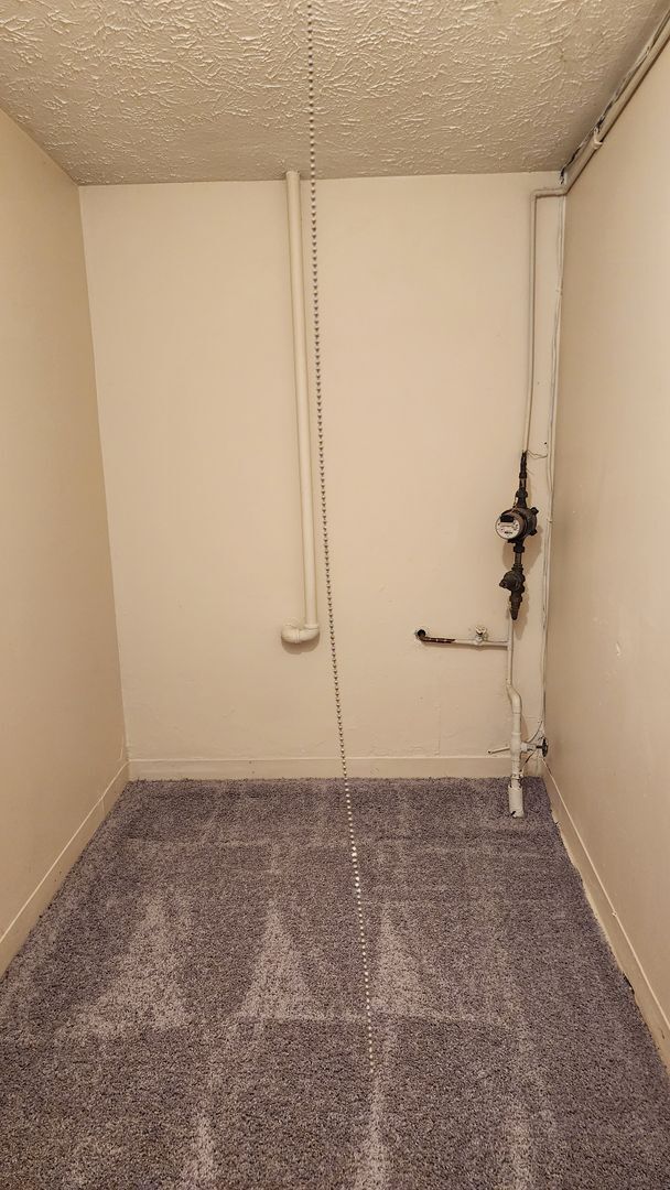 Building Photo - Three bedroom 1.5 house available for rent May 1 2026!