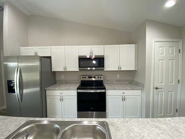 Building Photo - Custom Home - Desirable SW Ocala Neighborhood 3/2/2 **Won't Last**