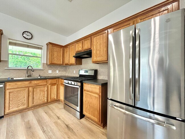 Building Photo - 3/BR 2/BA Bath Home with Fully Equipped Ki...