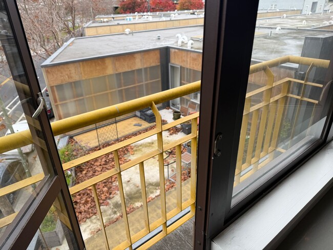 Building Photo - Contemporary, Large 1br/1ba Apt. Near Ashby BART