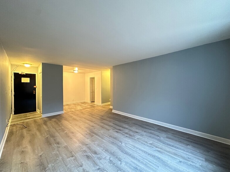 Building Photo - 3825 N Pine Grove Ave