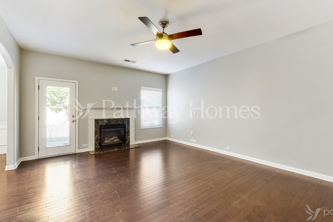 Building Photo - 3922 Lake Manor Way