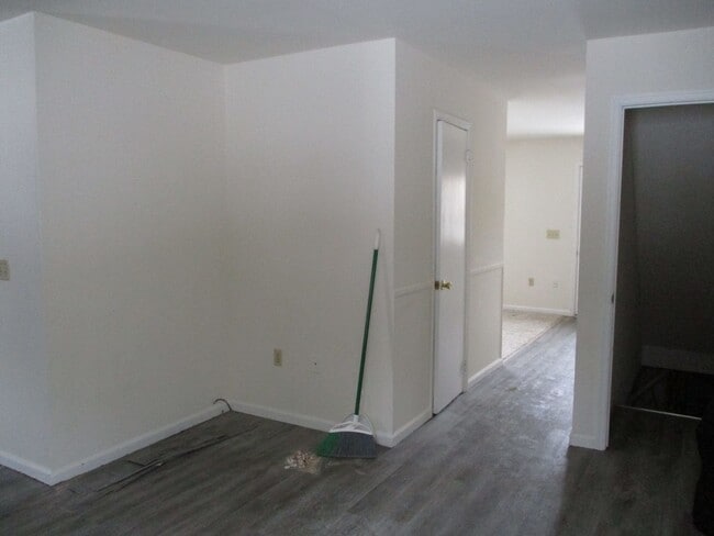 Building Photo - 3 Bedroom Townhouse to call home!