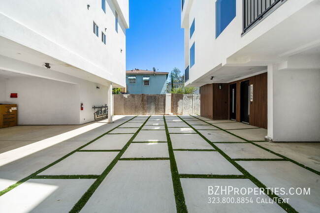 Building Photo - Beautiful Modern Duplex in the heart of No...