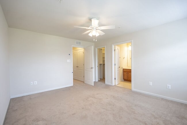 Building Photo - Beautiful 3 BR/3 BA EOG Townhome in Capito...
