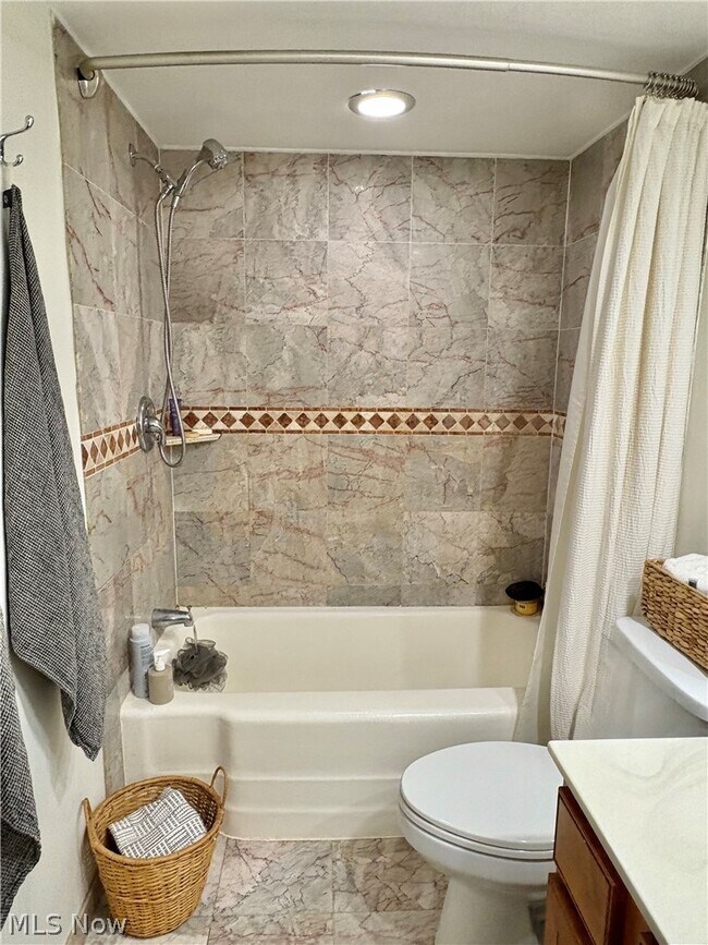 Building Photo - 6910 Carriage Hill Dr