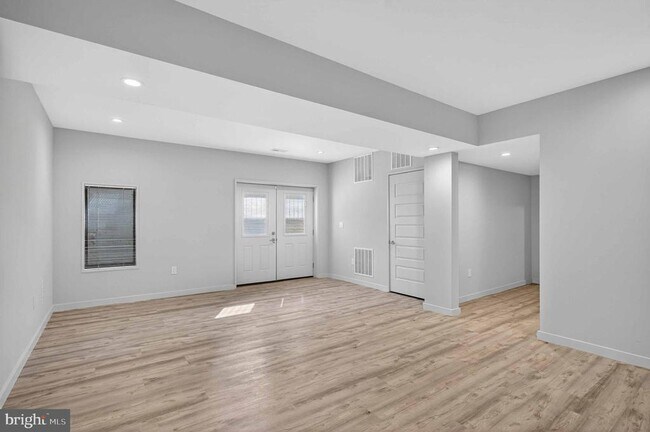 Building Photo - 911 S Oak St