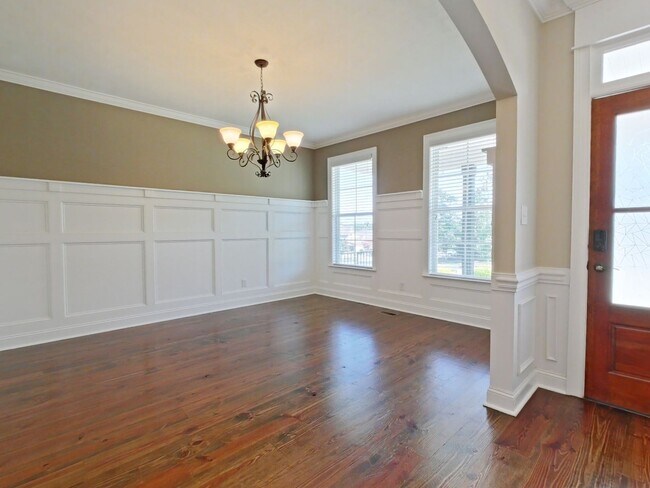 Building Photo - Estate STYLE home with pool and basement i...