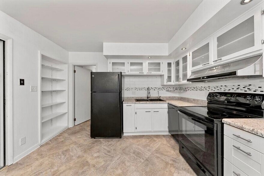 Cheerful kitchen - refrigerator, range, dishwasher included - 11 Lawndale Ave