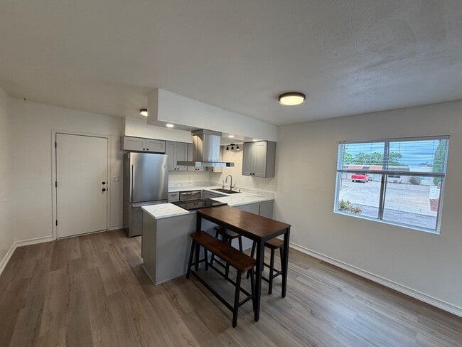 Building Photo - FRESHLY REMODELED!