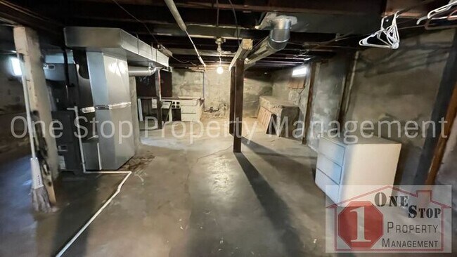 Building Photo - Adorable 3 Bedroom, 1 Bathroom in Independ...