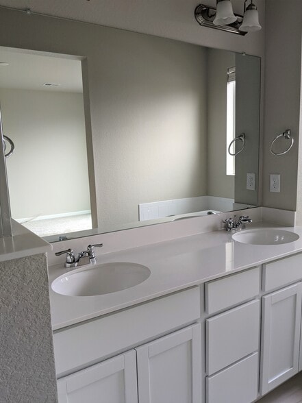 Master Bathroom - 14925 E Belleview Dr