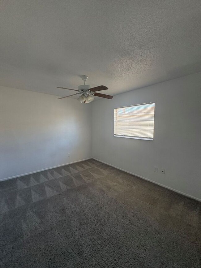 Building Photo - Beautiiful Palm Gardens 2 bedroom, 1 bath ...