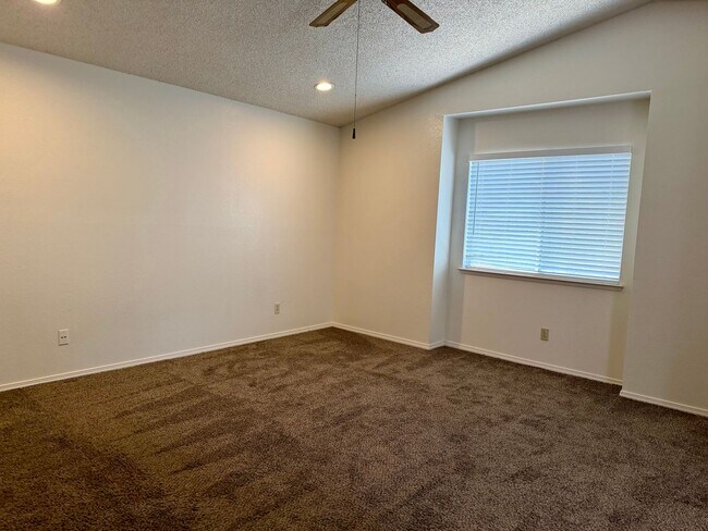 Building Photo - 4 Bed, 2.5 Bath Home with 3-Car Garage in Clovis Unified School District