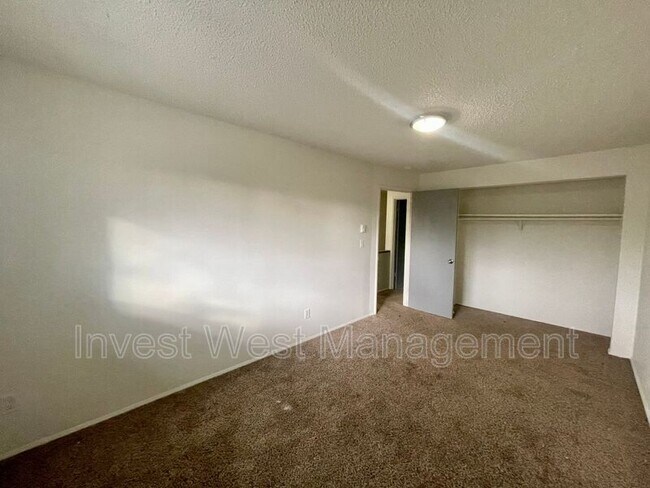 Building Photo - 1960 33 Avenue