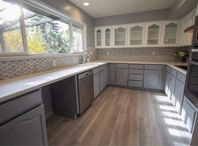 Building Photo - Spacious 4 Bed / 3 Bath Home – Great for Roommates!