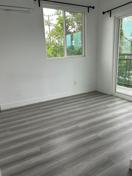 Building Photo - 5437 Clybourn Ave