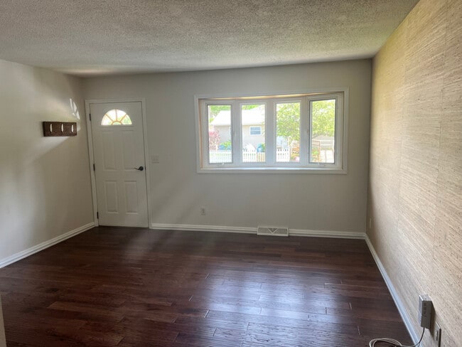 Building Photo - 1410 Golden Valley Dr