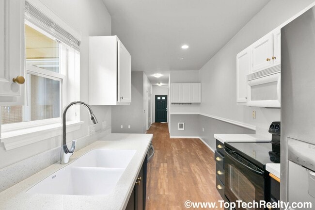 Building Photo - Charming 3 BD 2 BA Townhome Located in Hillsboro's Briarcreek Community | Recently Updated! | Mai...