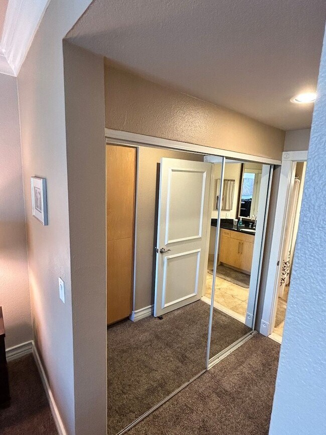 Building Photo - Gorgeous fully furnished strip view condo ...