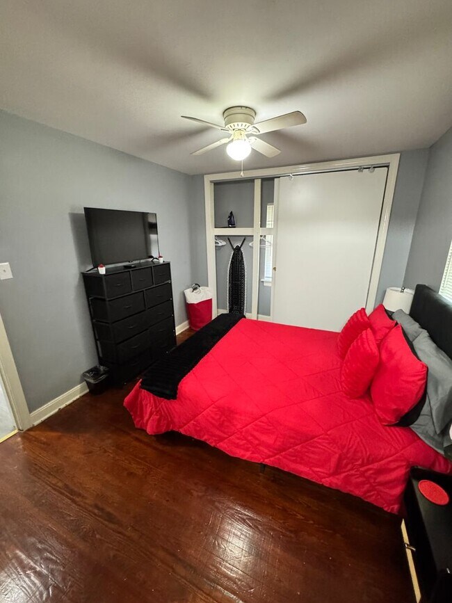 Building Photo - 3 Bed 3 Bath House near VCU and Byrd Park!