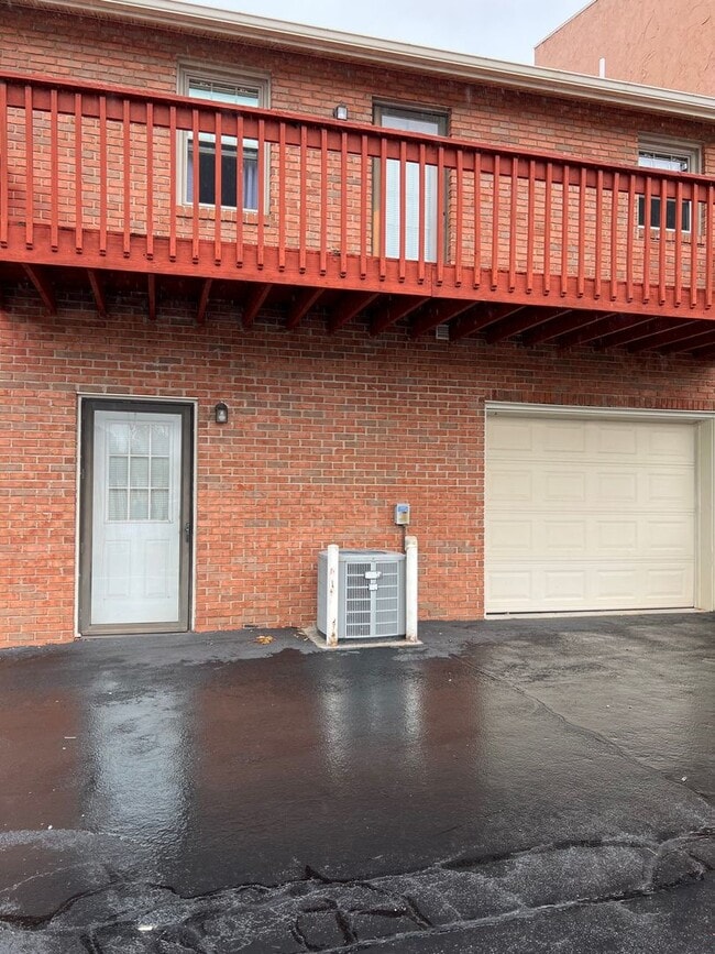 Building Photo - 2 bedroom/2.5 bath Condo Kingsport, TN