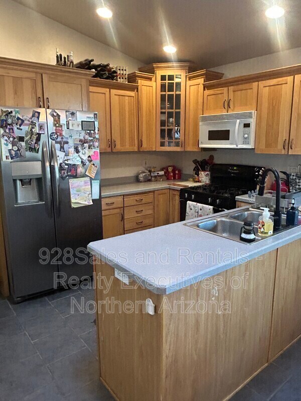 Building Photo - 81 Seneca Dr