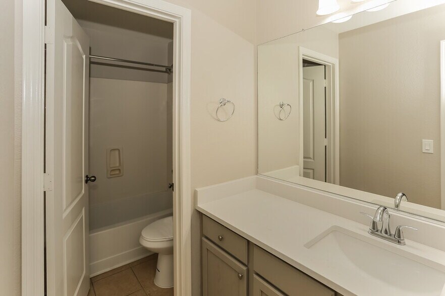 Building Photo - 8218 S Jenna Ln