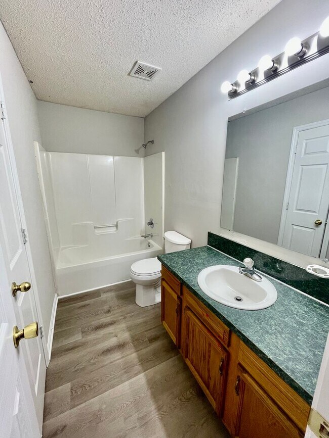 Building Photo - Welcome to this charming 3-bedroom, 2-bathroom home located in the vibrant city of Charlotte, NC.