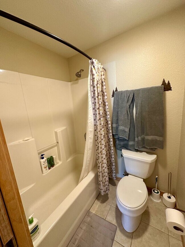 Building Photo - 4BD Duplex - Premium Location, Lots of Space, Nice Finishes