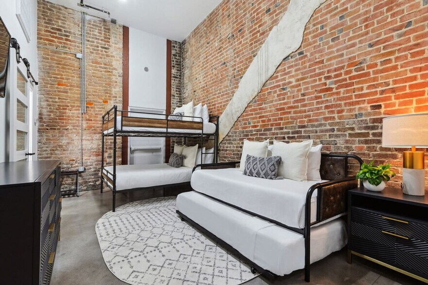 Building Photo - 837 Camp St